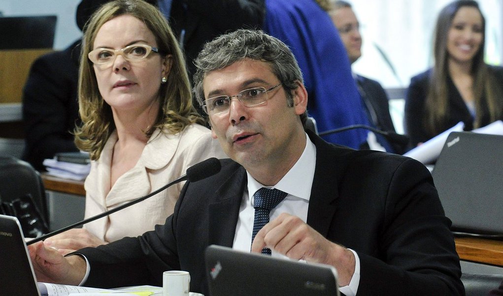 Senador Lindbergh Farias (PT-RJ) justificou a ausência da presidente eleita Dilma Rousseff na reunião da Comissão Processante do Impeachment no Senado ao afirmar que a sua ida ao colegiado seria inútil, uma vez não estão sendo discutidos os critérios jurídicos do processo, apenas os aspectos políticos; "Isso aqui é um jogo de cartas marcadas. Pra que trazer a presidente aqui?", questionou (Foto: Paulo Emílio) Senador Lindbergh Farias (PT-RJ) justificou a ausência da presidente eleita Dilma Rousseff na reunião da Comissão Processante do Impeachment no Senado ao afirmar que a sua ida ao colegiado seria inútil, uma vez não estão sendo discutidos os critérios jurídicos do processo, apenas os aspectos políticos; "Isso aqui é um jogo de cartas marcadas. Pra que trazer a presidente aqui?", questionou