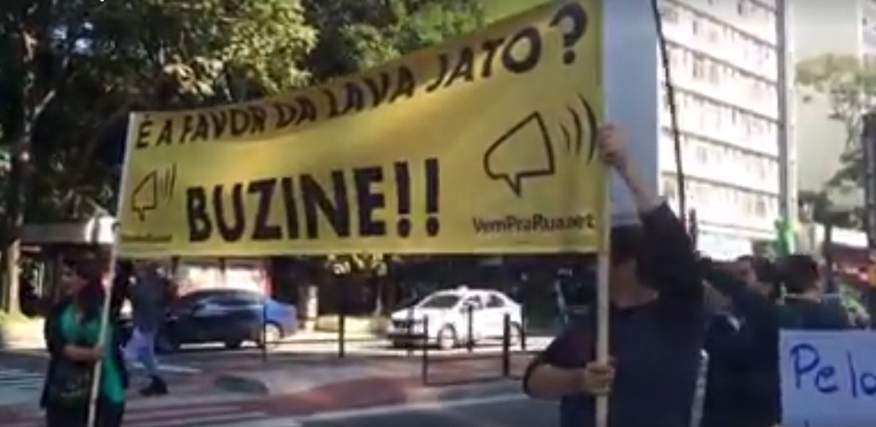 Membros e simpatizantes do Movimento Vem Pra Rua fizeram um ato neste sábado na Avenida Paulista, em frente ao prédio da Justiça Federal em São Paulo, em apoio às investigações da Operação Lava Jato e à campanha Dez Medidas contra a Corrupção, promovida pelo Ministério Público Federal (MPF); o grupo, de cerca de 40 pessoas, carregava faixas e distribuía folhetos desde as 11h no local; quando os semáforos fechavam, alguns ativistas ocupavam a rua e pediam que os motoristas buzinassem em apoio ao ato e à causa (Foto: Romulo Faro) Membros e simpatizantes do Movimento Vem Pra Rua fizeram um ato neste sábado na Avenida Paulista, em frente ao prédio da Justiça Federal em São Paulo, em apoio às investigações da Operação Lava Jato e à campanha Dez Medidas contra a Corrupção, promovida pelo Ministério Público Federal (MPF); o grupo, de cerca de 40 pessoas, carregava faixas e distribuía folhetos desde as 11h no local; quando os semáforos fechavam, alguns ativistas ocupavam a rua e pediam que os motoristas buzinassem em apoio ao ato e à causa