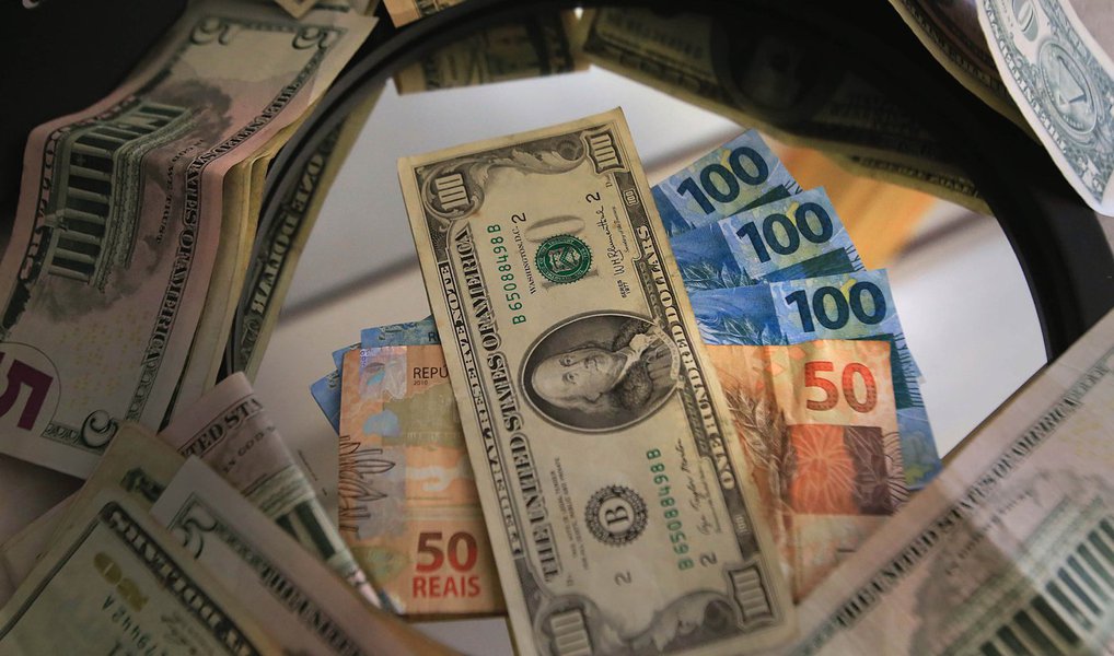 Dados do Banco Central apontam que o fluxo cambial, saldo de entrada e saída de moeda estrangeira do país, ficou negativo em US$ 3,560 bilhões em junho; Brasil perdeu US$ 5,862 bilhões só na semana passada; até então, o fluxo cambial estava positivo em US$ 1,870 bilhão (Foto: Paulo Emílio) Dados do Banco Central apontam que o fluxo cambial, saldo de entrada e saída de moeda estrangeira do país, ficou negativo em US$ 3,560 bilhões em junho; Brasil perdeu US$ 5,862 bilhões só na semana passada; até então, o fluxo cambial estava positivo em US$ 1,870 bilhão