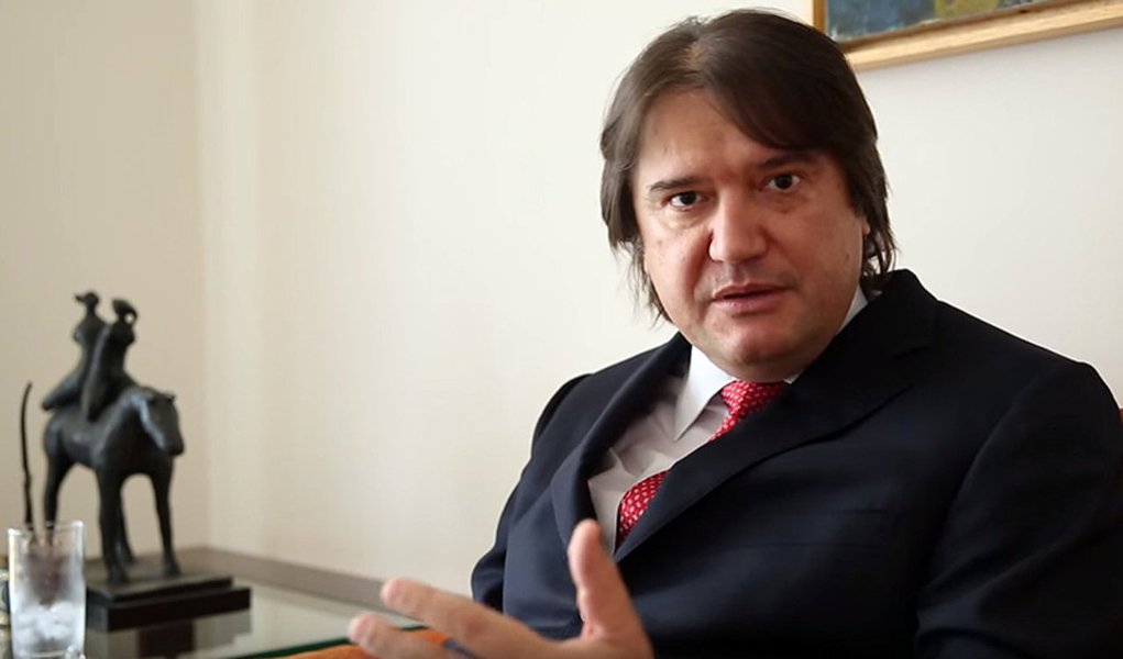 Jurista Pedro Serrano diz que a comunidade jurídica está observando com cuidado a aceitação pelo juiz Sergio Moro da denúncia contra o ex-presidente Lula e sua esposa, Maria Letícia, no âmbito da Operação Lava Jato; "Existe em parcela significativa da comunidade jurídica a suspeita, no meu entender bem fundada, de que Lula está sendo tratado como inimigo e não como cidadão acusado num processo crime", afirma; confira sua entrevista ao Viomundo (Foto: Paulo Emílio) Jurista Pedro Serrano diz que a comunidade jurídica está observando com cuidado a aceitação pelo juiz Sergio Moro da denúncia contra o ex-presidente Lula e sua esposa, Maria Letícia, no âmbito da Operação Lava Jato; "Existe em parcela significativa da comunidade jurídica a suspeita, no meu entender bem fundada, de que Lula está sendo tratado como inimigo e não como cidadão acusado num processo crime", afirma; confira sua entrevista ao Viomundo