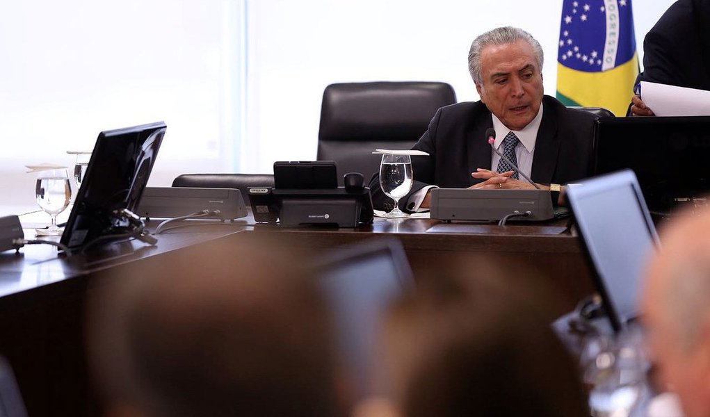 Uma pesquisa Ipsos revelada nesta segunda pelo Estadão mostra que em menos de dois meses a desaprovação de Temer já bate em 70%; “é ainda mais trágico para Temer quando se considera o maciço apoio que a mídia vem lhe dando”, diz Paulo Nogueira do DCM; “Parece claro que o motivo pelo qual Datafolha e Ibope estão recolhidos é que não interessa à imprensa divulgar a imagem desoladora do governo Temer” (Foto: Roberta Namour) Uma pesquisa Ipsos revelada nesta segunda pelo Estadão mostra que em menos de dois meses a desaprovação de Temer já bate em 70%; “é ainda mais trágico para Temer quando se considera o maciço apoio que a mídia vem lhe dando”, diz Paulo Nogueira do DCM; “Parece claro que o motivo pelo qual Datafolha e Ibope estão recolhidos é que não interessa à imprensa divulgar a imagem desoladora do governo Temer”
