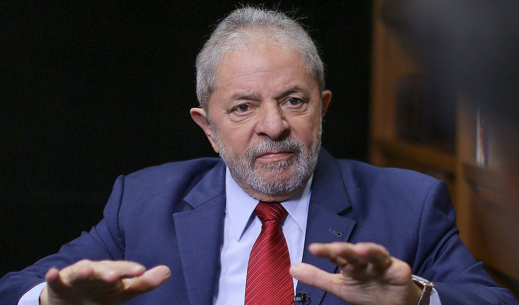 Jornalista Helena Chagas, do site Os Divergentes, escreve que "tanto juízes como procuradores se sentem desencorajados" de determinar a prisão do ex-presidente, principalmente depois da reação da população na condução coercitiva; as pesquisas eleitorais, que mostram Lula à frente, "só confirmam esses receios", afirma; "A estratégia dos acusadores de Lula agora é outra. Querem julgá-lo, condená-lo e torná-lo inelegível antes das eleições de 2018. Se vão conseguir, aí são outros quinhentos", acrescenta (Foto: Gisele Federicce) Jornalista Helena Chagas, do site Os Divergentes, escreve que "tanto juízes como procuradores se sentem desencorajados" de determinar a prisão do ex-presidente, principalmente depois da reação da população na condução coercitiva; as pesquisas eleitorais, que mostram Lula à frente, "só confirmam esses receios", afirma; "A estratégia dos acusadores de Lula agora é outra. Querem julgá-lo, condená-lo e torná-lo inelegível antes das eleições de 2018. Se vão conseguir, aí são outros quinhentos", acrescenta