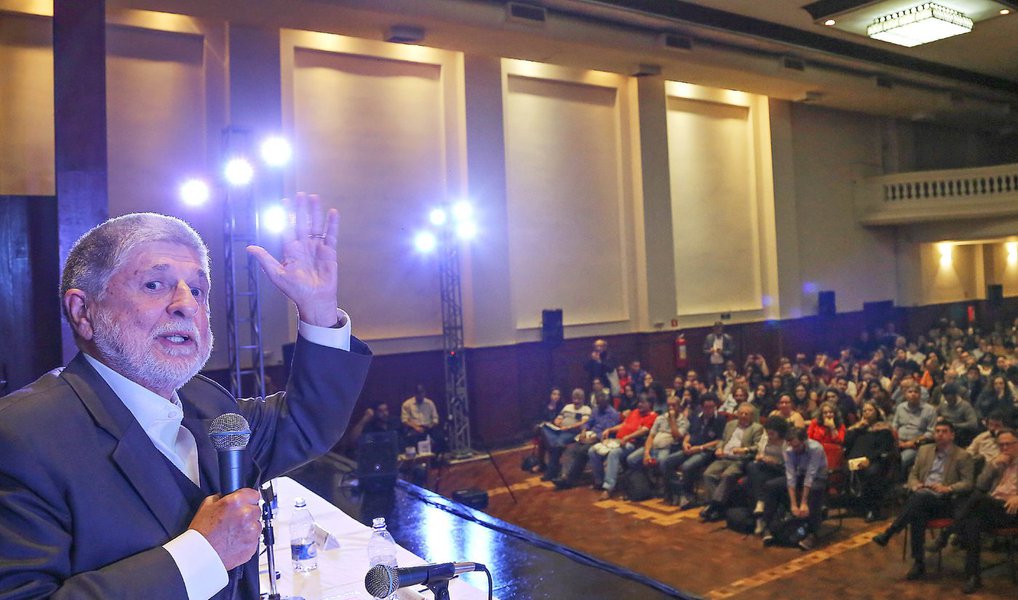 Ex-chanceler Celso Amorim afirmou que o Brasil não pode ficar "no cantinho" em matéria de política externa; "Quando se fala que a política externa tinha que ser ativa e altiva, é porque não há razão para o Brasil ficar num cantinho, e nem havia razão para o Brasil se curvar diante de pressões externas", disse ele, durante evento do Instituto Lula em São Paulo; Amorim disse também que atual chanceler, José Serra (PSDB-SP), faz política internacional pensando em "relação mesquinha de custo-benefício" (Foto: Aquiles Lins) Ex-chanceler Celso Amorim afirmou que o Brasil não pode ficar "no cantinho" em matéria de política externa; "Quando se fala que a política externa tinha que ser ativa e altiva, é porque não há razão para o Brasil ficar num cantinho, e nem havia razão para o Brasil se curvar diante de pressões externas", disse ele, durante evento do Instituto Lula em São Paulo; Amorim disse também que atual chanceler, José Serra (PSDB-SP), faz política internacional pensando em "relação mesquinha de custo-benefício"