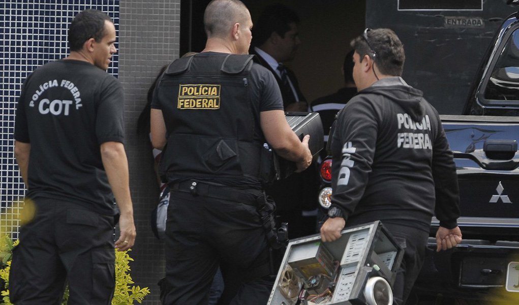 Operação Caça-Fantasmas, a 32ª fase da Lava Jato, investiga uma instituição financeira panamenha que atuava no Brasil ilegalmente, sem autorização do Banco Central, e comercializava empresas offshore; entre os clientes da instituição financeira, pessoas que desejam lavar dinheiro, estão investigados na Lava Jato, o que levou a PF a concluir que recursos desviados da Petrobras passaram pela instituição panamenha; cerca de 60 policiais cumprem 17 ordens judiciais nas cidades de Santos, São Paulo e São Bernardo do Campo (Foto: Roberta Namour) Operação Caça-Fantasmas, a 32ª fase da Lava Jato, investiga uma instituição financeira panamenha que atuava no Brasil ilegalmente, sem autorização do Banco Central, e comercializava empresas offshore; entre os clientes da instituição financeira, pessoas que desejam lavar dinheiro, estão investigados na Lava Jato, o que levou a PF a concluir que recursos desviados da Petrobras passaram pela instituição panamenha; cerca de 60 policiais cumprem 17 ordens judiciais nas cidades de Santos, São Paulo e São Bernardo do Campo