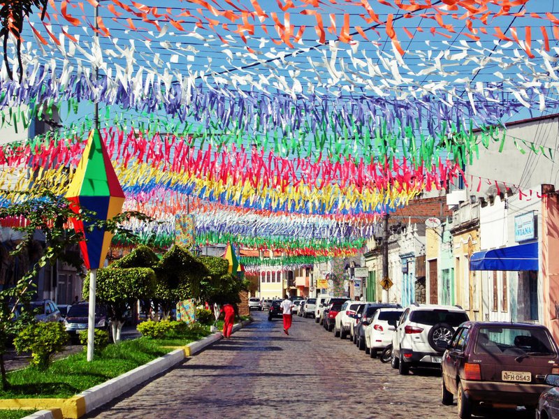 Entre os destinos mais procurados estão as cidades do Recôncavo Baiano, tais como Maragogipe, São Félix, Cachoeira, Santo. Amaro, Santo Antônio de Jesus, Conceição do Almeida, Cruz das Almas, Amargosa, Senhor do Bonfim e Irecê, bem como cidades litorâneas localizadas ao longo da Rodovia BA 099 (Estrada do Coco e Linha Verde), além de Itacaré, Ilhéus, Porto Seguro, Lençóis Palmeiras, Vitória da Conquista, Juazeiro, e Barreiras (Foto: Romulo Faro) Entre os destinos mais procurados estão as cidades do Recôncavo Baiano, tais como Maragogipe, São Félix, Cachoeira, Santo. Amaro, Santo Antônio de Jesus, Conceição do Almeida, Cruz das Almas, Amargosa, Senhor do Bonfim e Irecê, bem como cidades litorâneas localizadas ao longo da Rodovia BA 099 (Estrada do Coco e Linha Verde), além de Itacaré, Ilhéus, Porto Seguro, Lençóis Palmeiras, Vitória da Conquista, Juazeiro, e Barreiras