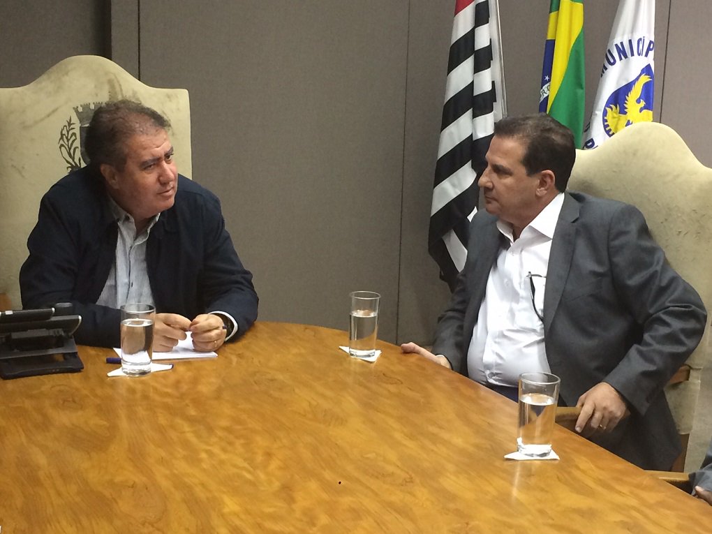 Pré-candidato do PSB à prefeitura de Goiânia esteve em Campinas e foi recebido pelo prefeito Jonas Donizetti no Palácio dos Jequitibás, onde o correligionário apresentou as diretrizes de programa que informatizou processos e reduziu em até 90% os prazos de concessão de licenças, alvarás e autorizações para construções na cidade paulista; Vanderlan Cardoso aparece em segundo lugar nas pesquisas para o Paço Municipal (Foto: José Barbacena) Pré-candidato do PSB à prefeitura de Goiânia esteve em Campinas e foi recebido pelo prefeito Jonas Donizetti no Palácio dos Jequitibás, onde o correligionário apresentou as diretrizes de programa que informatizou processos e reduziu em até 90% os prazos de concessão de licenças, alvarás e autorizações para construções na cidade paulista; Vanderlan Cardoso aparece em segundo lugar nas pesquisas para o Paço Municipal
