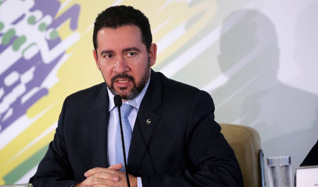 Ministro do Planejamento, Dyogo Oliveira, afirmou que ele e outros ministros deverão apresentar em 20 dias ao presidente interino Michel Temer proposta de priorização de obras de grande porte no setor infraestrutura e anunciou também que o governo quer retomar cerca de 2 mil projetos que precisam de até R$ 10 milhões cada um para serem concluídos; "Todas essas obras que não tiverem impedimento técnico serão retomadas, de modo que a gente reduza de maneira significativa o número de obras que estão se deteriorando pela sua descontinuidade", disse (Foto: Paulo Emílio) Ministro do Planejamento, Dyogo Oliveira, afirmou que ele e outros ministros deverão apresentar em 20 dias ao presidente interino Michel Temer proposta de priorização de obras de grande porte no setor infraestrutura e anunciou também que o governo quer retomar cerca de 2 mil projetos que precisam de até R$ 10 milhões cada um para serem concluídos; "Todas essas obras que não tiverem impedimento técnico serão retomadas, de modo que a gente reduza de maneira significativa o número de obras que estão se deteriorando pela sua descontinuidade", disse