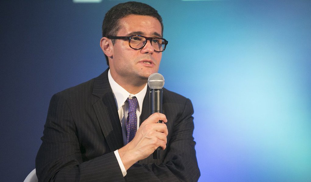 Presidente do Itaú Unibanco anunciou o nome de Mário Magalhães Carvalho Mesquita como o novo economista-chefe da instituição; ele vai assumir o lugar deixado por Ilan Goldfajn, titular do Banco Central, e irá liderar a área de Pesquisa Macroeconômica do banco, que hoje conta com 36 pessoas, sendo 24 economistas; "Mário é um profissional de sólida formação e ampla experiência no mercado financeiro. Reúne as competências e a experiência necessárias para dar sequência ao trabalho que vem sendo desenvolvido nessa área dentro do banco", disse Roberto Setubal, presidente do Itaú Unibanco Holding (Foto: Aquiles Lins) Presidente do Itaú Unibanco anunciou o nome de Mário Magalhães Carvalho Mesquita como o novo economista-chefe da instituição; ele vai assumir o lugar deixado por Ilan Goldfajn, titular do Banco Central, e irá liderar a área de Pesquisa Macroeconômica do banco, que hoje conta com 36 pessoas, sendo 24 economistas; "Mário é um profissional de sólida formação e ampla experiência no mercado financeiro. Reúne as competências e a experiência necessárias para dar sequência ao trabalho que vem sendo desenvolvido nessa área dentro do banco", disse Roberto Setubal, presidente do Itaú Unibanco Holding