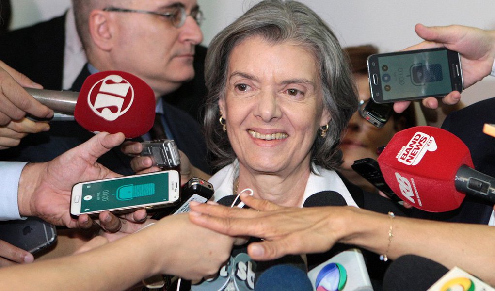 Presidente do Supremo Tribunal Federal (STF), Cármen Lúcia, disse nesta quinta-feira que o "cala boca já morreu", referindo-se ao direito da imprensa de repassar informações aos cidadãos; a afirmação foi feita em resposta a uma jornalista a respeito das restrições que às vezes são impostas sob o argumento de necessidade de sigilo; ela disse que, no âmbito do STF, a Corte dará cumprimento ao exercício de uma imprensa livre e "não como poder, mas como uma exigência constitucional"; "Não há democracia sem uma imprensa livre", afirmou (Foto: Gisele Federicce) Presidente do Supremo Tribunal Federal (STF), Cármen Lúcia, disse nesta quinta-feira que o "cala boca já morreu", referindo-se ao direito da imprensa de repassar informações aos cidadãos; a afirmação foi feita em resposta a uma jornalista a respeito das restrições que às vezes são impostas sob o argumento de necessidade de sigilo; ela disse que, no âmbito do STF, a Corte dará cumprimento ao exercício de uma imprensa livre e "não como poder, mas como uma exigência constitucional"; "Não há democracia sem uma imprensa livre", afirmou