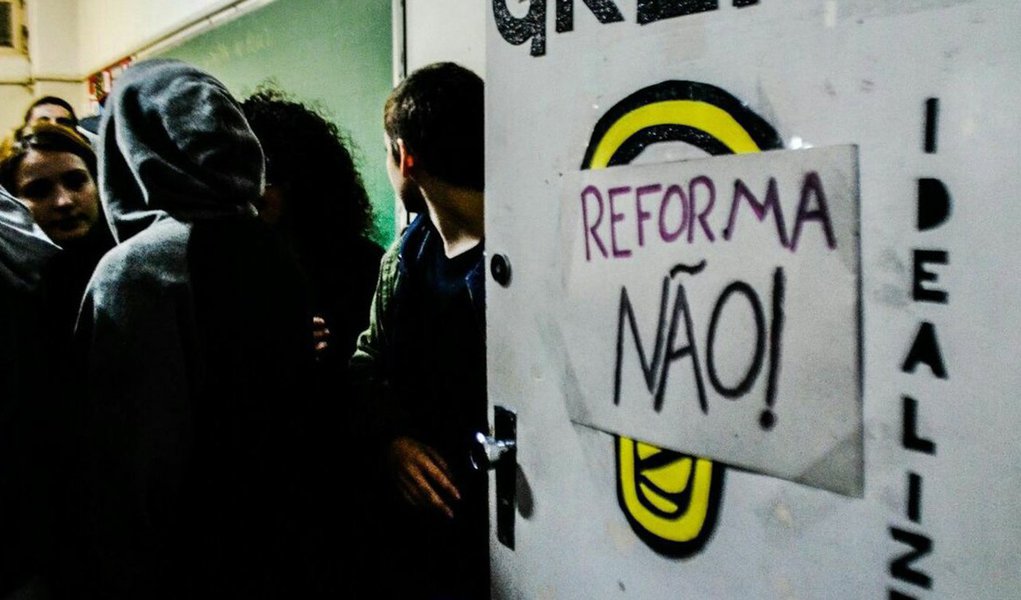 Estudantes contrários à reforma do ensino médio do governo Temer e contra a PEC 241, que congela os gastos na educação, já ocupam 200 escolas no Paraná e três campus da Universidade Estadual do Oeste do Estado; secretaria de Educação do Paraná (Seed) tenta reverter as ocupações no judiciário através de pedidos de reintegração de posse; no entanto, primeira decisão foi favorável aos estudantes; o governador Beto Richa (PSDB) disse que o PT e a CUT estavam usando os estudantes, no que foi duramente rechaçado (Foto: Voney Malta) Estudantes contrários à reforma do ensino médio do governo Temer e contra a PEC 241, que congela os gastos na educação, já ocupam 200 escolas no Paraná e três campus da Universidade Estadual do Oeste do Estado; secretaria de Educação do Paraná (Seed) tenta reverter as ocupações no judiciário através de pedidos de reintegração de posse; no entanto, primeira decisão foi favorável aos estudantes; o governador Beto Richa (PSDB) disse que o PT e a CUT estavam usando os estudantes, no que foi duramente rechaçado