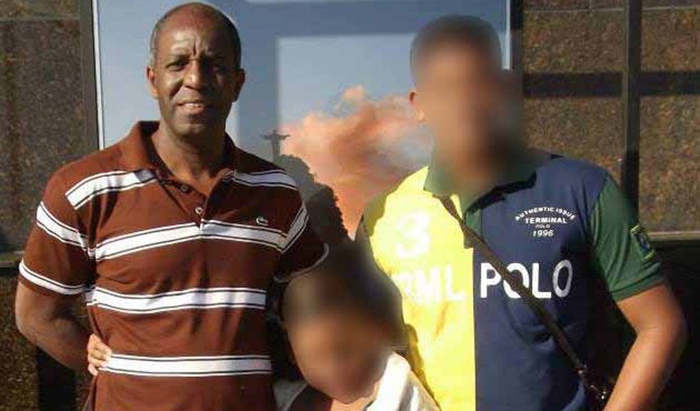O tenente da Polícia Militar Denilson Theodoro de Souza, 49, estava na Rua Sargento Antônio Ernesto, na Pavuna, zona norte da cidade, quando ladrões tentaram roubar seu carro; militar trabalhava na segurança do prefeito Eduardo Paes e estava de folga; assessoria de imprensa da PM informou que o tenente estava acompanhado do cunhado e que conseguiu pedir socorro a uma viatura do Batalhão de Policiamento em Vias Especiais (BPVE); Denilson era casado e deixa dois filhos, um menino de 16 anos e uma menina de 9 anos (foto) (Foto: Realle Palazzo-Martini) O tenente da Polícia Militar Denilson Theodoro de Souza, 49, estava na Rua Sargento Antônio Ernesto, na Pavuna, zona norte da cidade, quando ladrões tentaram roubar seu carro; militar trabalhava na segurança do prefeito Eduardo Paes e estava de folga; assessoria de imprensa da PM informou que o tenente estava acompanhado do cunhado e que conseguiu pedir socorro a uma viatura do Batalhão de Policiamento em Vias Especiais (BPVE); Denilson era casado e deixa dois filhos, um menino de 16 anos e uma menina de 9 anos (foto)