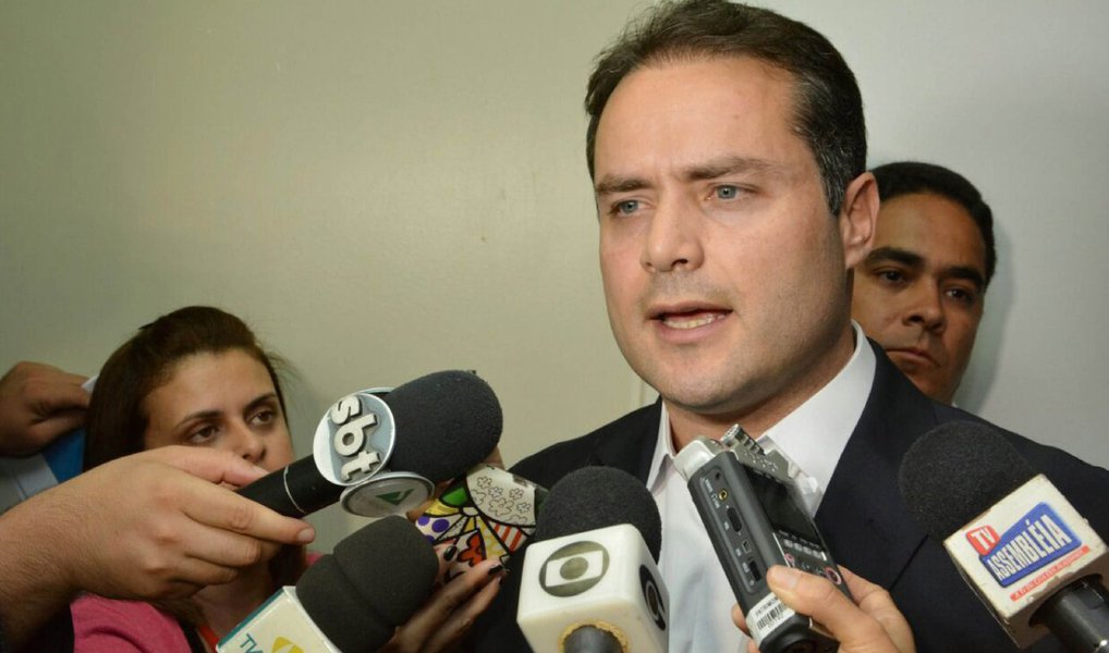 O governador Renan Filho (PMDB) afirmou que pretende pedir ajuda ao governo federal para tentar conter as recorrentes explosões em agências bancárias no interior de Alagoas; em coletiva de imprensa, Renan disse que todos os governadores do Nordeste estão envolvidos na pauta; "Estamos tomando medidas coletivas e vamos cobrar a criação de mecanismos capazes de melhorar a fiscalização da venda de dinamite. Não se rouba banco com maçarico, com bombinha de São João. A explosão é feita com dinamite, que tem a venda controlada pelo Exército", analisou (Foto: Leonardo Lucena) O governador Renan Filho (PMDB) afirmou que pretende pedir ajuda ao governo federal para tentar conter as recorrentes explosões em agências bancárias no interior de Alagoas; em coletiva de imprensa, Renan disse que todos os governadores do Nordeste estão envolvidos na pauta; "Estamos tomando medidas coletivas e vamos cobrar a criação de mecanismos capazes de melhorar a fiscalização da venda de dinamite. Não se rouba banco com maçarico, com bombinha de São João. A explosão é feita com dinamite, que tem a venda controlada pelo Exército", analisou