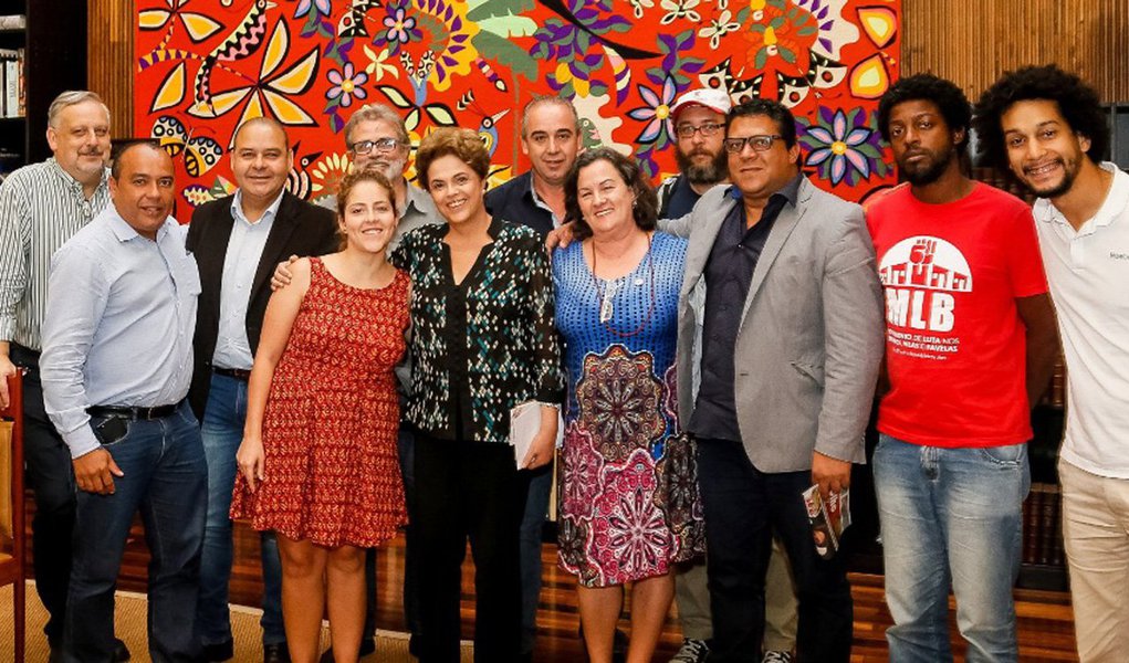 Movimentos sociais vão ao Palácio da Alvorada nesta terça-feira (28) apresentar a proposta do plebiscito visando a antecipação da eleição presidencial; protestos pelo Fora Temer são organizados em todo o país pela CUT, partidos e as Frentes Brasil Popular e Povo Sem Medo; também participam desse movimento contra o vice interino Michel Temer o PT, PSol, PCdoB e PDT; com 2.319 sindicatos filiados e 3,88 milhões de trabalhadores sindicalizados, a CUT representa 30,4% dos trabalhadores brasileiros (Foto: Realle Palazzo-Martini) Movimentos sociais vão ao Palácio da Alvorada nesta terça-feira (28) apresentar a proposta do plebiscito visando a antecipação da eleição presidencial; protestos pelo Fora Temer são organizados em todo o país pela CUT, partidos e as Frentes Brasil Popular e Povo Sem Medo; também participam desse movimento contra o vice interino Michel Temer o PT, PSol, PCdoB e PDT; com 2.319 sindicatos filiados e 3,88 milhões de trabalhadores sindicalizados, a CUT representa 30,4% dos trabalhadores brasileiros