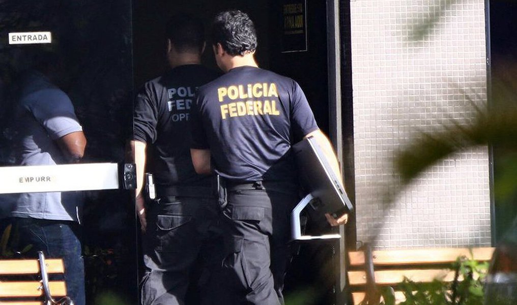 A Polícia Federal deflagrou nesta quinta-feira nova etapa da operação Acrônimo para investigar suspeita de pagamento de propina por uma empreiteira que buscava financiamento do BNDES para projetos no exterior e também uma suposta organização criminosa que fraudava licitações no Ministério da Saúde (Foto: Paulo Emílio) A Polícia Federal deflagrou nesta quinta-feira nova etapa da operação Acrônimo para investigar suspeita de pagamento de propina por uma empreiteira que buscava financiamento do BNDES para projetos no exterior e também uma suposta organização criminosa que fraudava licitações no Ministério da Saúde
