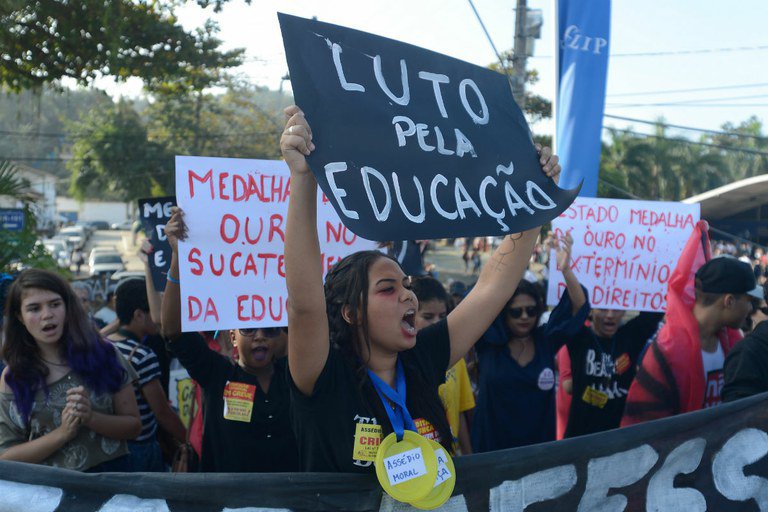 O jornal O Globo tentou nos enganar. As soluções são outras. A educação pública gratuita é uma conquista democrática da qual jamais abriremos mão e é imprescindível para o desenvolvimento econômico, social e humano do Brasil (Foto: Jean Wyllys) O jornal O Globo tentou nos enganar. As soluções são outras. A educação pública gratuita é uma conquista democrática da qual jamais abriremos mão e é imprescindível para o desenvolvimento econômico, social e humano do Brasil