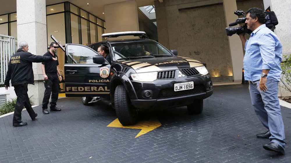 Operação Custo Brasil, desdobramento da Operação Lava Jato deflagrada nesta quinta-feira (23) pela Polícia Federal, cumpre dois mandados de prisão, nos bairros da Jaqueira e de Boa Viagem, áreas nobres da capital pernambucana; pedidos de prisão foram expedidos em nome do advogado pernambucano Emanuel Dantas do Nascimento, que teria empresas ligadas ao esquema, e do empresário Joaquim José Maranhão da Câmara, que seria ligado à Federação de Futebol de Pernambuco; agentes também cumprem três mandados de busca e apreensão (Foto: Paulo Emílio) Operação Custo Brasil, desdobramento da Operação Lava Jato deflagrada nesta quinta-feira (23) pela Polícia Federal, cumpre dois mandados de prisão, nos bairros da Jaqueira e de Boa Viagem, áreas nobres da capital pernambucana; pedidos de prisão foram expedidos em nome do advogado pernambucano Emanuel Dantas do Nascimento, que teria empresas ligadas ao esquema, e do empresário Joaquim José Maranhão da Câmara, que seria ligado à Federação de Futebol de Pernambuco; agentes também cumprem três mandados de busca e apreensão
