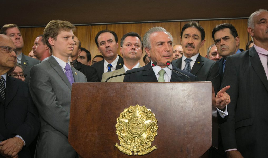 Em dois meses, Michel Temer editou 16 medidas provisórias, entre outros pontos, para redução dos ministérios, para criar gastos extras, para tentar incentivar as concessões, para alteração nas regras de financiamento estudantil (retirada de subsídio aos bancos) e até em um recuo: a recriação do Ministério da Cultura; saldo o projeta como o presidente da República que mais adotou a medida no início de uma gestão desde Fernando Collor (1990), que sofreu impeachment; um auxiliar presidencial teria dito que o número de MPs foi motivado pela urgência de Temer de mostrar que trabalha para retirar o país da crise e retomar a confiança (Foto: Roberta Namour) Em dois meses, Michel Temer editou 16 medidas provisórias, entre outros pontos, para redução dos ministérios, para criar gastos extras, para tentar incentivar as concessões, para alteração nas regras de financiamento estudantil (retirada de subsídio aos bancos) e até em um recuo: a recriação do Ministério da Cultura; saldo o projeta como o presidente da República que mais adotou a medida no início de uma gestão desde Fernando Collor (1990), que sofreu impeachment; um auxiliar presidencial teria dito que o número de MPs foi motivado pela urgência de Temer de mostrar que trabalha para retirar o país da crise e retomar a confiança