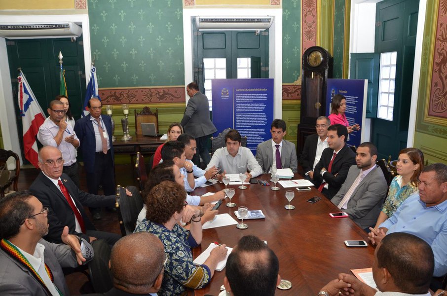 Em reunião nesta terça-feira, o colégio de líderes da Câmara Municipal de Salvador definiu por maioria que o Projeto de Lei nº 190/16, que dispõe sobre a Lei de Ordenamento do Uso e da Ocupação do Solo (Louos), terá tramitação conjunta nas comissões de Constituição e Justiça; Planejamento Urbano; e Orçamento e Finanças, assim como aconteceu com o projeto do PDDU; "Vamos dar a mesma transparência e promover ampla participação popular nos debates da Louos, assim como fizemos com o PDDU", disse o presidente do Legislativo, vereador Paulo Câmara (Foto: Romulo Faro) Em reunião nesta terça-feira, o colégio de líderes da Câmara Municipal de Salvador definiu por maioria que o Projeto de Lei nº 190/16, que dispõe sobre a Lei de Ordenamento do Uso e da Ocupação do Solo (Louos), terá tramitação conjunta nas comissões de Constituição e Justiça; Planejamento Urbano; e Orçamento e Finanças, assim como aconteceu com o projeto do PDDU; "Vamos dar a mesma transparência e promover ampla participação popular nos debates da Louos, assim como fizemos com o PDDU", disse o presidente do Legislativo, vereador Paulo Câmara