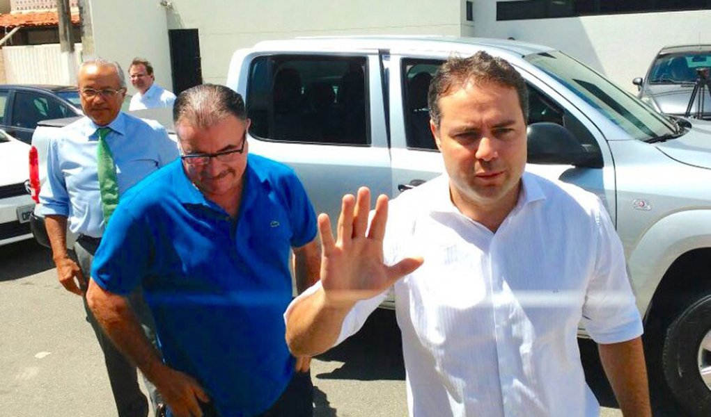 A justiça eleitoral da 2ª zona da capital negou o pedido de liminar na ação do prefeito e candidato a reeleição em Maceió, Rui Palmeira (PSDB), para suspensão das propagandas institucionais do governo do estado; alegação era de que o governador Renan Filho (PMDB) teria utilizado o seu poder político e econômico, bem como, de forma indevida, dos meios de comunicação social, para favorecer o candidato Cícero Almeida (PMDB); Renan classificou de factoides os argumentos apresentados (Foto: Voney Malta) A justiça eleitoral da 2ª zona da capital negou o pedido de liminar na ação do prefeito e candidato a reeleição em Maceió, Rui Palmeira (PSDB), para suspensão das propagandas institucionais do governo do estado; alegação era de que o governador Renan Filho (PMDB) teria utilizado o seu poder político e econômico, bem como, de forma indevida, dos meios de comunicação social, para favorecer o candidato Cícero Almeida (PMDB); Renan classificou de factoides os argumentos apresentados