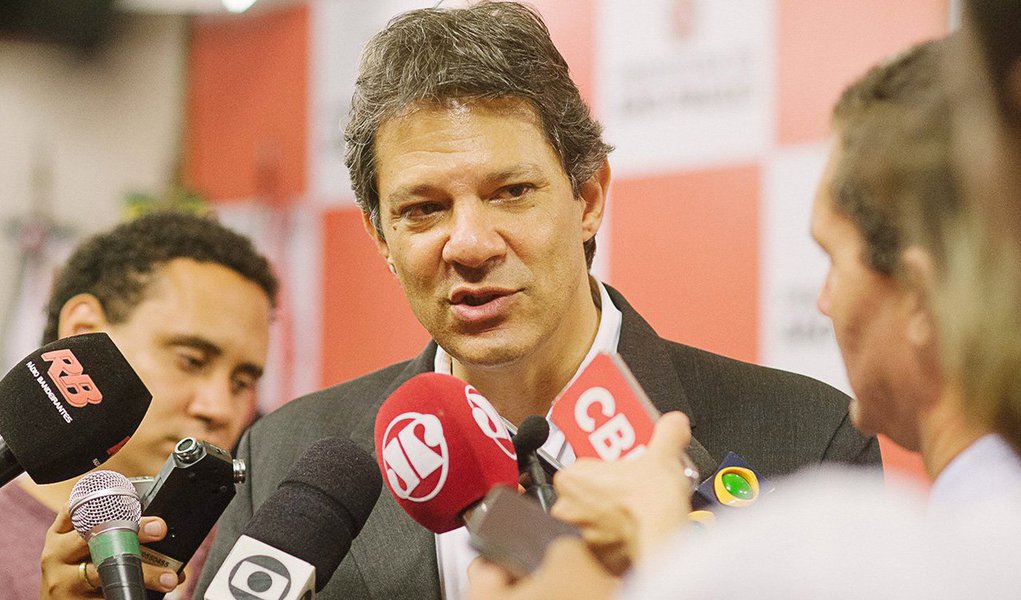 No documento com as principais diretrizes para um eventual segundo governo, o prefeito Fernando Haddad (PT) defende que a cidade de São Paulo "fará uma escolha entre a soberania do povo e o retorno do coronelismo urbano"; segundo o documento, os paulistanos decidirão "entre a legalidade constitucional e o golpe, entre a inclusão das maiorias e o retrocesso liderado pelas oligarquias"; "O Partido dos Trabalhadores e seus aliados devem se preparar para o confronto entre projetos antagônicos de civilização", diz (Foto: Aquiles Lins) No documento com as principais diretrizes para um eventual segundo governo, o prefeito Fernando Haddad (PT) defende que a cidade de São Paulo "fará uma escolha entre a soberania do povo e o retorno do coronelismo urbano"; segundo o documento, os paulistanos decidirão "entre a legalidade constitucional e o golpe, entre a inclusão das maiorias e o retrocesso liderado pelas oligarquias"; "O Partido dos Trabalhadores e seus aliados devem se preparar para o confronto entre projetos antagônicos de civilização", diz