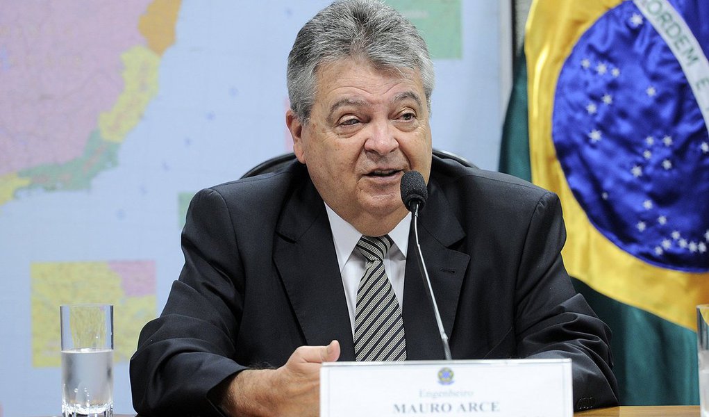 Ex-secretário paulista de Energia, Transportes e Saneamento e Recursos Hídricos e braço-direito de Geraldo Alckmin, o atual presidente da Companhia Energética de São Paulo (Cesp), Mauro Arce, é alvo de investigações do Ministério Público Estadual (MPE) e da Corregedoria-Geral da Administração do Estado (CGA) por suposto tráfico de influência e prejuízo aos cofres públicos na venda de energia elétrica em contratos envolvendo duas empresas de sua família; ele nega (Foto: Roberta Namour) Ex-secretário paulista de Energia, Transportes e Saneamento e Recursos Hídricos e braço-direito de Geraldo Alckmin, o atual presidente da Companhia Energética de São Paulo (Cesp), Mauro Arce, é alvo de investigações do Ministério Público Estadual (MPE) e da Corregedoria-Geral da Administração do Estado (CGA) por suposto tráfico de influência e prejuízo aos cofres públicos na venda de energia elétrica em contratos envolvendo duas empresas de sua família; ele nega