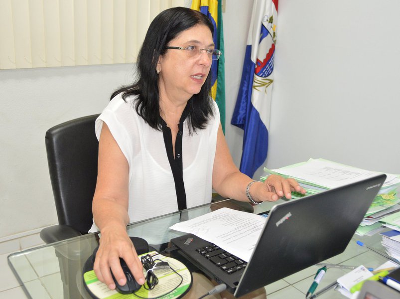 A secretária de Estado da Saúde, Rozangela Wyszomirska, afirmou que Alagoas não sofre com uma epidemia de doenças provocadas pelo mosquito Aedes aegypti; segundo ela, o estado vive uma endemia de dengue, zika e chikungunya; para Wyszomirska, o problema - sobretudo a dengue - pode ser considerado crônico, já que o mosquito transmissor das doenças está no Brasil há mais de 30 anos e ainda não foi erradicado; "Existe uma diferença entre epidemia e endemia. A primeira é quando há um surto e ele passa. Já a endemia é quando o problema se perpetua por muitos anos, que é hoje o caso das doenças relacionadas ao Aedes", explicou (Foto: Leonardo Lucena) A secretária de Estado da Saúde, Rozangela Wyszomirska, afirmou que Alagoas não sofre com uma epidemia de doenças provocadas pelo mosquito Aedes aegypti; segundo ela, o estado vive uma endemia de dengue, zika e chikungunya; para Wyszomirska, o problema - sobretudo a dengue - pode ser considerado crônico, já que o mosquito transmissor das doenças está no Brasil há mais de 30 anos e ainda não foi erradicado; "Existe uma diferença entre epidemia e endemia. A primeira é quando há um surto e ele passa. Já a endemia é quando o problema se perpetua por muitos anos, que é hoje o caso das doenças relacionadas ao Aedes", explicou