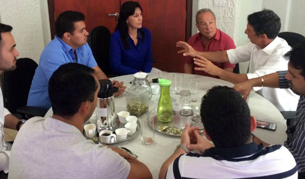 O presidente do diretório metropolitano do PR e pré-candidato à Prefeitura de Palmas, o ex-prefeito Raul Filho citou algumas ações adotadas na Capital em seu governo (2005 a 2012), criticou a divisão da divisão de recursos do estacionamento rotativo, e cobrou postura “agressiva” das associações ao que chamou de “exageros da atual gestão”; ele esteve reunido com representantes da classe produtiva na sede da Associação Comercial e Industrial (Acipa) (Foto: Leonardo Lucena) O presidente do diretório metropolitano do PR e pré-candidato à Prefeitura de Palmas, o ex-prefeito Raul Filho citou algumas ações adotadas na Capital em seu governo (2005 a 2012), criticou a divisão da divisão de recursos do estacionamento rotativo, e cobrou postura “agressiva” das associações ao que chamou de “exageros da atual gestão”; ele esteve reunido com representantes da classe produtiva na sede da Associação Comercial e Industrial (Acipa)