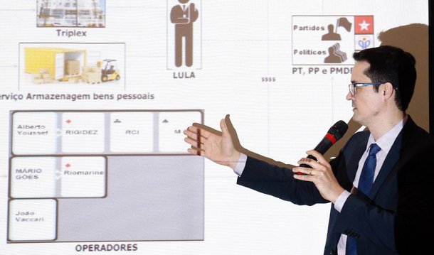 "Todo o Brasil sabe que a fraude do impeachment sem crime de responsabilidade teria de ser complementada pela farsa das denúncias sem crimes contra Luiz Inácio Lula da Silva. O que querem, o único que querem, é impedir que Lula se candidate de novo em 2018 e resgate o país das garras do golpe e do seu terrível programa de retrocesso contra o povo brasileiro. O golpe precisa se completar", afirma Marcelo Zero; para ele, "é inacreditável que o Ministério Púbico, que deveria primar pelo republicanismo e a seriedade, tenha dado esse espetáculo patético ao país. Um espetáculo mais apropriado a palanque de candidato a vereador" (Foto: Marcelo Zero) "Todo o Brasil sabe que a fraude do impeachment sem crime de responsabilidade teria de ser complementada pela farsa das denúncias sem crimes contra Luiz Inácio Lula da Silva. O que querem, o único que querem, é impedir que Lula se candidate de novo em 2018 e resgate o país das garras do golpe e do seu terrível programa de retrocesso contra o povo brasileiro. O golpe precisa se completar", afirma Marcelo Zero; para ele, "é inacreditável que o Ministério Púbico, que deveria primar pelo republicanismo e a seriedade, tenha dado esse espetáculo patético ao país. Um espetáculo mais apropriado a palanque de candidato a vereador"