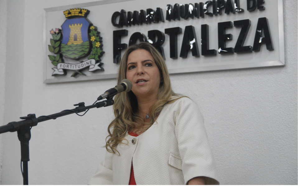 Quinta candidata a apresenta seu plano de governo na Câmara Municipal de Fortaleza, Luizianne Lins debateu com os vereadores princípios como democracia participativa, transparência pública, modernização do serviço público, inclusão social, promoção dos direitos humanos, humanização e universalização da saúde e educação, sustentabilidade urbana e ambiental. Entre suas propostas estão a retomada do Programa Saúde da Família, o atendimento em tempo integral das creches e a criação da tarifa social aos sábados (Foto: Rodrigo Rocha) Quinta candidata a apresenta seu plano de governo na Câmara Municipal de Fortaleza, Luizianne Lins debateu com os vereadores princípios como democracia participativa, transparência pública, modernização do serviço público, inclusão social, promoção dos direitos humanos, humanização e universalização da saúde e educação, sustentabilidade urbana e ambiental. Entre suas propostas estão a retomada do Programa Saúde da Família, o atendimento em tempo integral das creches e a criação da tarifa social aos sábados