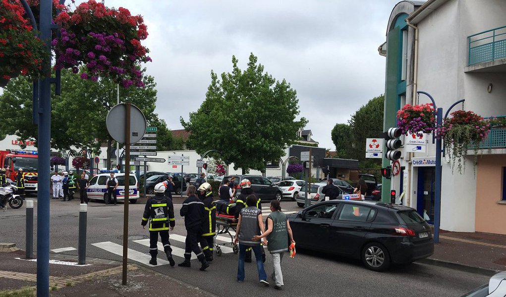 Polícia francesa informou que "neutralizou" dois homens armados com facas que fizeram diversos reféns em uma igreja no norte da França; um padre foi morto pelos agressores no ataque que aconteceu na cidade de Saint-Etienne-du-Rouvray, na Normandia; ataque acontece 12 dias após um tunisiano matar 84 pessoas com um caminhão em Nice, em uma ação reivindicada pelo grupo extremista Estado Islâmico (Foto: Paulo Emílio) Polícia francesa informou que "neutralizou" dois homens armados com facas que fizeram diversos reféns em uma igreja no norte da França; um padre foi morto pelos agressores no ataque que aconteceu na cidade de Saint-Etienne-du-Rouvray, na Normandia; ataque acontece 12 dias após um tunisiano matar 84 pessoas com um caminhão em Nice, em uma ação reivindicada pelo grupo extremista Estado Islâmico