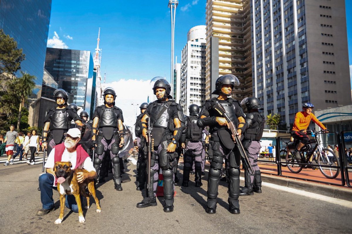 Uma manifestação com simpatizantes do deputado federal Jair Bolsonaro (PSC-RJ) causou tumulto nesta tarde na Avenida Paulista; um grupo de cerca de 50 pessoas trocou insultos e provocações com transeuntes que frequentavam a via, que fica fechada para carros aos domingos; a Polícia Militar teve de intervir; os manifestantes, que carregavam bandeiras do Brasil e do estado de São Paulo, tiveram de seguir escoltados por um cordão policial para evitar novas confusões; alguns usavam camisetas com a foto do deputado (Foto: Romulo Faro) Uma manifestação com simpatizantes do deputado federal Jair Bolsonaro (PSC-RJ) causou tumulto nesta tarde na Avenida Paulista; um grupo de cerca de 50 pessoas trocou insultos e provocações com transeuntes que frequentavam a via, que fica fechada para carros aos domingos; a Polícia Militar teve de intervir; os manifestantes, que carregavam bandeiras do Brasil e do estado de São Paulo, tiveram de seguir escoltados por um cordão policial para evitar novas confusões; alguns usavam camisetas com a foto do deputado