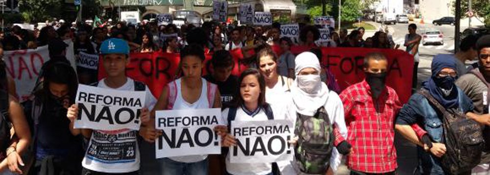 Estudantes secundaristas fazem nesta manhã um novo protesto contra a reforma do ensino médio e a PEC 241, do teto dos gastos; após concentração no vão-livre do Masp, o grupo segue com tambores, faixas e bandeiras; a passeata deve ir até a Secretaria de Educação, na Praça da República, no centro (Foto: Gisele Federicce) Estudantes secundaristas fazem nesta manhã um novo protesto contra a reforma do ensino médio e a PEC 241, do teto dos gastos; após concentração no vão-livre do Masp, o grupo segue com tambores, faixas e bandeiras; a passeata deve ir até a Secretaria de Educação, na Praça da República, no centro