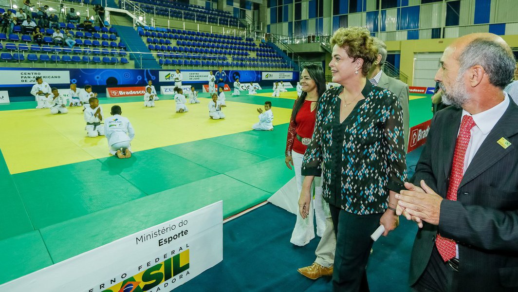 Ainda na Bahia, a presidente Dilma Rousseff disse nesta sexta-feira 17 que "fica mais claro a cada dia que o impeachment é um golpe para parar as investigações" da Operação Lava Jato, e que a população já percebe "as verdadeiras motivações"; "O julgamento será feito pelo povo brasileiro, e esse julgamento deixa claro que esse impeachment é um processo que tem muito pouca base no que eles chamam de pedaladas fiscais", afirmou; Dilma voltou a bater no governo provisório; "O que mais me incomoda no governo provisório e interino é o fato de ser um governo provisório e interino, não legítimo, que está desmontando toda a política que nós fizemos de inclusão social e desenvolvimento" (Foto: Romulo Faro) Ainda na Bahia, a presidente Dilma Rousseff disse nesta sexta-feira 17 que "fica mais claro a cada dia que o impeachment é um golpe para parar as investigações" da Operação Lava Jato, e que a população já percebe "as verdadeiras motivações"; "O julgamento será feito pelo povo brasileiro, e esse julgamento deixa claro que esse impeachment é um processo que tem muito pouca base no que eles chamam de pedaladas fiscais", afirmou; Dilma voltou a bater no governo provisório; "O que mais me incomoda no governo provisório e interino é o fato de ser um governo provisório e interino, não legítimo, que está desmontando toda a política que nós fizemos de inclusão social e desenvolvimento"