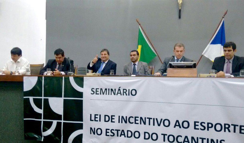 Seminário na organizada pelo deputado César Halum (PRB) discutiu nesta segunda-feira, 27, em Palmas, as possibilidades da lei federal de Incentivo ao Esporte, que permite que empresas possam deduzir até 1% do Imposto de Renda em projetos de esporte, e até 6% para pessoas físicas; segundo Halum, o Orçamento da União tem disponível R$ 400 milhões por ano para serem investidos na Lei de Incentivo ao Esporte; "O dinheiro existe, o que está faltando é bons projetos", afirmou; pré-candidato a prefeito de Palmas pelo PRB, Fabiano Parafusos disse ser favorável à criação de uma lei municipal de incentivo; " Isso oportuniza incentivo às federações de forma justa e igualitária. Quem tem bons projetos será contemplado e não como é hoje, onde uns ganham e outros não", disse Fabiano (Foto: Aquiles Lins) Seminário na organizada pelo deputado César Halum (PRB) discutiu nesta segunda-feira, 27, em Palmas, as possibilidades da lei federal de Incentivo ao Esporte, que permite que empresas possam deduzir até 1% do Imposto de Renda em projetos de esporte, e até 6% para pessoas físicas; segundo Halum, o Orçamento da União tem disponível R$ 400 milhões por ano para serem investidos na Lei de Incentivo ao Esporte; "O dinheiro existe, o que está faltando é bons projetos", afirmou; pré-candidato a prefeito de Palmas pelo PRB, Fabiano Parafusos disse ser favorável à criação de uma lei municipal de incentivo; " Isso oportuniza incentivo às federações de forma justa e igualitária. Quem tem bons projetos será contemplado e não como é hoje, onde uns ganham e outros não", disse Fabiano