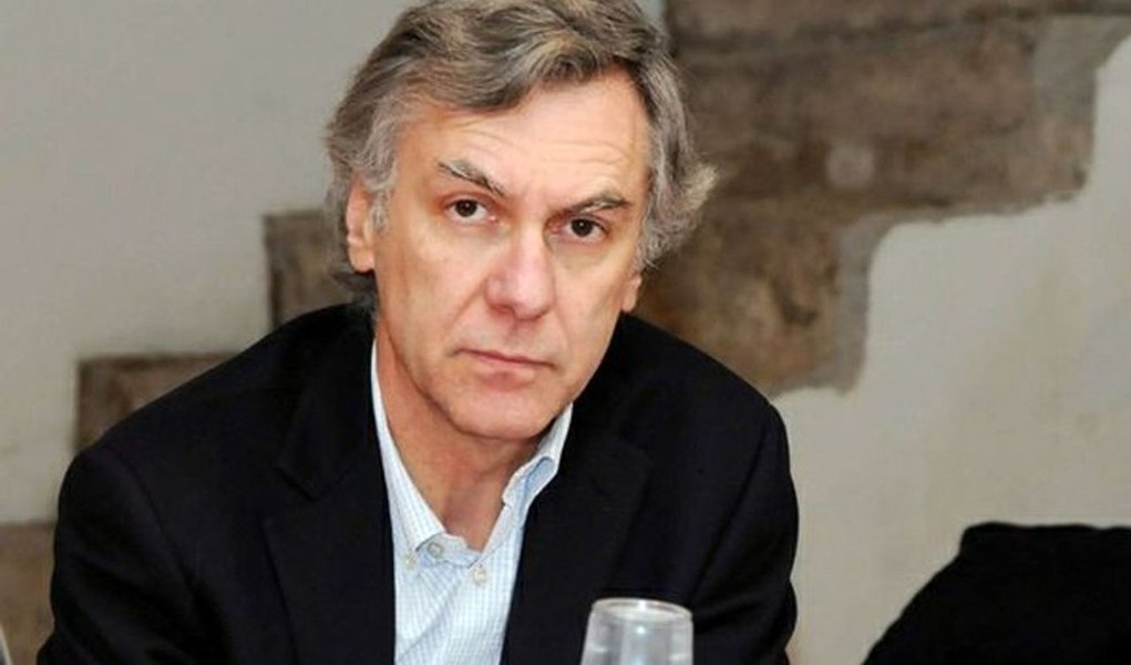 Jornalista Gianni Barbacetto, co-autor do livro "Operação Mãos Limpas", sobre os bastidores da investigação que se tornou referência para a operação Lava Jato, afirmou que ela não pôs fim à corrupção no país, que "continuou de outro modo"; segundo o jornalista, principal resultado foi que "um novo sistema político se criou, construído em torno da vitória de Silvio Berlusconi em 1994", que se apresentou como antipolítico, além do apoio da mídia que aprofundou o retrocesso com a revogação da legislação que permitia novas investigações dos casos de corrupção (Foto: Paulo Emílio) Jornalista Gianni Barbacetto, co-autor do livro "Operação Mãos Limpas", sobre os bastidores da investigação que se tornou referência para a operação Lava Jato, afirmou que ela não pôs fim à corrupção no país, que "continuou de outro modo"; segundo o jornalista, principal resultado foi que "um novo sistema político se criou, construído em torno da vitória de Silvio Berlusconi em 1994", que se apresentou como antipolítico, além do apoio da mídia que aprofundou o retrocesso com a revogação da legislação que permitia novas investigações dos casos de corrupção