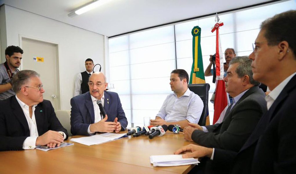 Durante solenidade no Palácio República dos Palmares, em Maceió, o ministro do Desenvolvimento Social e Agrário, Osmar Terra, afirmou que o Programa Bolsa Família vai injetar R$ 8 milhões a mais em Alagoas, o que deve gerar um aumento de quase R$ 100 milhões por ano; em relação às fraudes no programa, o ministro disse, apenas, que o pente fino começou há pouco tempo e que ainda levanta os dados (Foto: Voney Malta) Durante solenidade no Palácio República dos Palmares, em Maceió, o ministro do Desenvolvimento Social e Agrário, Osmar Terra, afirmou que o Programa Bolsa Família vai injetar R$ 8 milhões a mais em Alagoas, o que deve gerar um aumento de quase R$ 100 milhões por ano; em relação às fraudes no programa, o ministro disse, apenas, que o pente fino começou há pouco tempo e que ainda levanta os dados