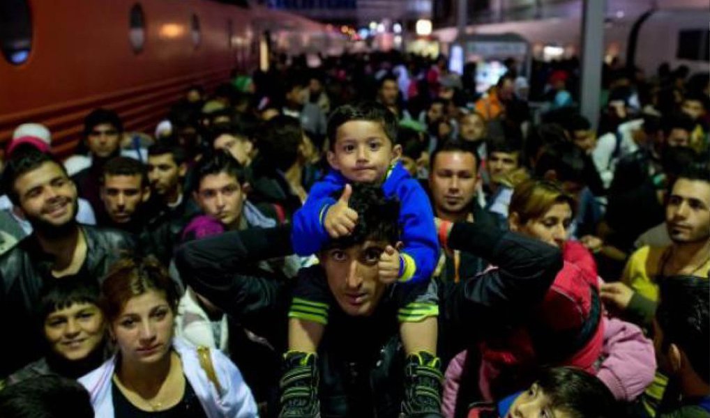 Relatório Tendências Globais, da Agência das Nações Unidas para Refugiados (Acnur) mostra que o mundo vive a maior crise de refugiados e migração desde a Segunda Guerra Mundial; segundo a Acnur, dos 65,3 milhões de refugiados existentes em 2015, 3,2 milhões se encontravam em países industrializados aguardando solicitações de refúgio; cerca de 21,3 milhões de refugiados estavam em outras regiões ao redor do mundo e 40,8 milhões foram forçados a fugir de suas casas, mas continuam dentro das fronteiras de seus próprios países (Foto: Aquiles Lins) Relatório Tendências Globais, da Agência das Nações Unidas para Refugiados (Acnur) mostra que o mundo vive a maior crise de refugiados e migração desde a Segunda Guerra Mundial; segundo a Acnur, dos 65,3 milhões de refugiados existentes em 2015, 3,2 milhões se encontravam em países industrializados aguardando solicitações de refúgio; cerca de 21,3 milhões de refugiados estavam em outras regiões ao redor do mundo e 40,8 milhões foram forçados a fugir de suas casas, mas continuam dentro das fronteiras de seus próprios países