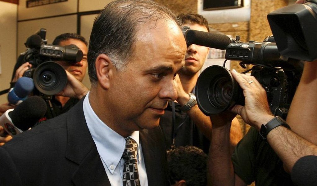 Proposta de delação premiada do empresário Marcos Valério ao Ministério Público de Minas Gerais (MP-MG) tem entre a documentação anexos, documentos que que comprovariam a compra de imóveis feitas por membros do PSDB por meio de empréstimos fraudulentos obtidos junto ao antigo Banco Rural; esquema conhecido como o mensalão tucano; documentos relativos aos empréstimos fraudados comprometeriam pelo menos dois políticos mineiros filiados ao PSDB com foro privilegiado (Foto: Paulo Emílio) Proposta de delação premiada do empresário Marcos Valério ao Ministério Público de Minas Gerais (MP-MG) tem entre a documentação anexos, documentos que que comprovariam a compra de imóveis feitas por membros do PSDB por meio de empréstimos fraudulentos obtidos junto ao antigo Banco Rural; esquema conhecido como o mensalão tucano; documentos relativos aos empréstimos fraudados comprometeriam pelo menos dois políticos mineiros filiados ao PSDB com foro privilegiado