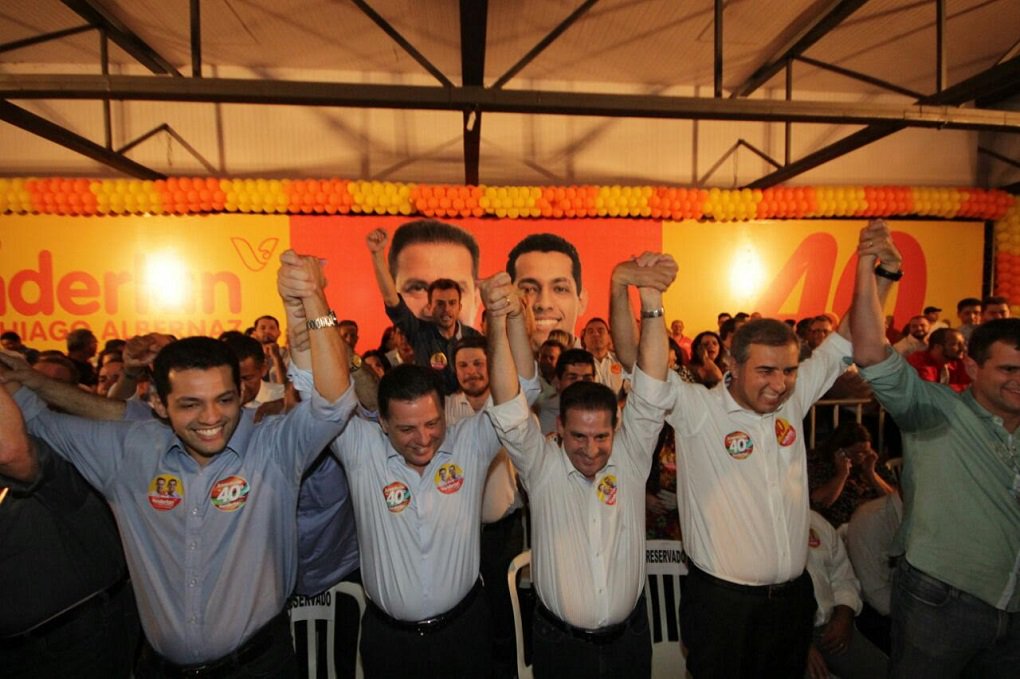 Em evento na Pecuária de Goiânia, governador Marconi e candidato Vanderlan Cardoso selaram "união por Goiânia" para embalar projeto do PSB e garantir o segundo turno contra Iris Rezende; em seu discurso, Marconi afirmou que ele e Vanderlan não fazem a política do ódio e do rancor e estão pensando numa época de parcerias inéditas para a Capital em todas as áreas; “Eu posso ter meus defeitos, Vanderlan, mas quando eu entro em um projeto eu entro de cabeça, entro com convicção e entro pra ganhar. Entro nessa aliança por amor a Goiânia", disse o governador (Foto: José Barbacena) Em evento na Pecuária de Goiânia, governador Marconi e candidato Vanderlan Cardoso selaram "união por Goiânia" para embalar projeto do PSB e garantir o segundo turno contra Iris Rezende; em seu discurso, Marconi afirmou que ele e Vanderlan não fazem a política do ódio e do rancor e estão pensando numa época de parcerias inéditas para a Capital em todas as áreas; “Eu posso ter meus defeitos, Vanderlan, mas quando eu entro em um projeto eu entro de cabeça, entro com convicção e entro pra ganhar. Entro nessa aliança por amor a Goiânia", disse o governador