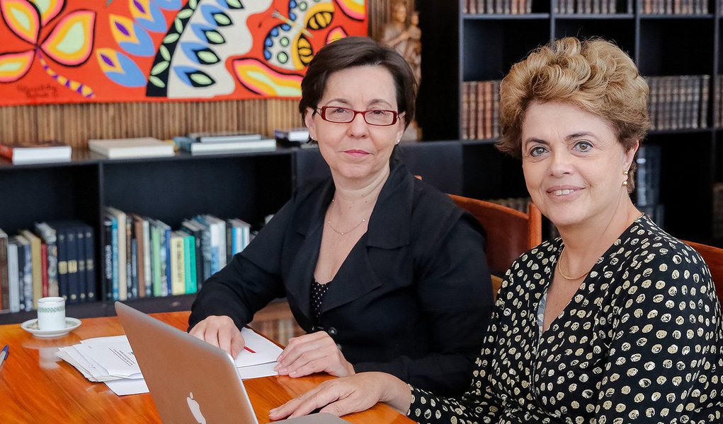 Em nova conversa com internautas pelo Facebook, a presidente eleita Dilma Rousseff, acompanhada da ex-ministra do Desenvolvimento Social Tereza Campello, criticou o governo interino por ter pago parcela do programa Bolsa Família sem o reajuste previsto de 9%; "Eles concederam aumento para várias categorias do funcionalismo, fizeram uma anistia para os estados, que segundo eles mesmos custará R$ 20 bilhões. Eles aumentaram vários outros gastos. Só não acharam dinheiro para dar o reajuste do Bolsa Família, cujo valor não passa de R$ 1,2 bilhão", criticou a presidente; "Onde foi parar o dinheiro que tínhamos reservado para o reajuste do Bolsa Família? Só os mais pobres devem pagar o pato?", questionou (Foto: Ana Pupulin) Em nova conversa com internautas pelo Facebook, a presidente eleita Dilma Rousseff, acompanhada da ex-ministra do Desenvolvimento Social Tereza Campello, criticou o governo interino por ter pago parcela do programa Bolsa Família sem o reajuste previsto de 9%; "Eles concederam aumento para várias categorias do funcionalismo, fizeram uma anistia para os estados, que segundo eles mesmos custará R$ 20 bilhões. Eles aumentaram vários outros gastos. Só não acharam dinheiro para dar o reajuste do Bolsa Família, cujo valor não passa de R$ 1,2 bilhão", criticou a presidente; "Onde foi parar o dinheiro que tínhamos reservado para o reajuste do Bolsa Família? Só os mais pobres devem pagar o pato?", questionou