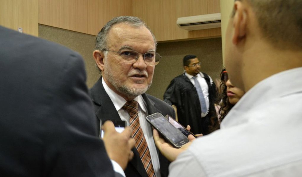 O conselheiro Olavo Rebelo de Carvalho Filho foi eleito presidente do TCE-PI para o biênio 2017/2018, em sessão extraordinária; a eleição foi por unanimidade, com voto favorável dos sete conselheiros titulares; presidente eleito disse que a concomitância permite coibir eventuais irregularidades no momento em que o ato está sendo praticado, possibilitando ao TCE-PI e aos outros órgãos de controle adotar as medidas cabíveis para punir os gestores e evitar o dano ao patrimônio público; "Vamos intensificar a fiscalização concomitante para apurar eventuais irregularidades em licitações e outros atos administrativos" (Foto: Leonardo Lucena) O conselheiro Olavo Rebelo de Carvalho Filho foi eleito presidente do TCE-PI para o biênio 2017/2018, em sessão extraordinária; a eleição foi por unanimidade, com voto favorável dos sete conselheiros titulares; presidente eleito disse que a concomitância permite coibir eventuais irregularidades no momento em que o ato está sendo praticado, possibilitando ao TCE-PI e aos outros órgãos de controle adotar as medidas cabíveis para punir os gestores e evitar o dano ao patrimônio público; "Vamos intensificar a fiscalização concomitante para apurar eventuais irregularidades em licitações e outros atos administrativos"
