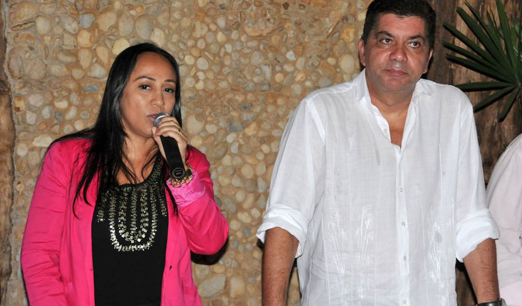 O prefeito Carlos Amastha (PSB), pré-candidato à reeleição, nomeou novamente a secretária municipal de Desenvolvimento Social de Palmas, Eliane Campos. Ato está publicado no Diário Oficial do Município dessa segunda-feira, 13; Eliane havia sido exonerada no último dia 1º, junto os secretários Alan Barbiero, Danilo de Melo e Germana Pires, como opções do prefeito para a vaga de vice em sua chapa; pode ter contribuído para a perda de força o fato de Eliane Campos estar filiada ao PSDB, cujo presidente regional, senador Ataídes Oliveira, declarou-se pré-candidato a prefeito (Foto: Aquiles Lins) O prefeito Carlos Amastha (PSB), pré-candidato à reeleição, nomeou novamente a secretária municipal de Desenvolvimento Social de Palmas, Eliane Campos. Ato está publicado no Diário Oficial do Município dessa segunda-feira, 13; Eliane havia sido exonerada no último dia 1º, junto os secretários Alan Barbiero, Danilo de Melo e Germana Pires, como opções do prefeito para a vaga de vice em sua chapa; pode ter contribuído para a perda de força o fato de Eliane Campos estar filiada ao PSDB, cujo presidente regional, senador Ataídes Oliveira, declarou-se pré-candidato a prefeito