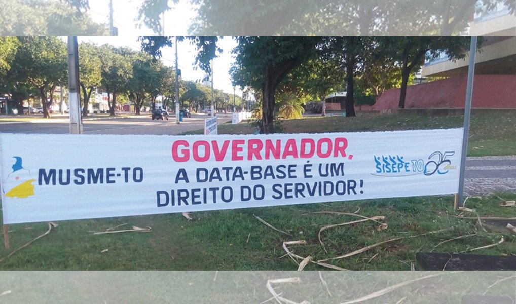 Servidores públicos estaduais fizeram um protesto na Praça dos Girassóis e a entrada dos demais órgãos públicos do governo do Estado em Palmas e nas principais cidades do interior; a categoria pede o pagamento imediato dos retroativos da data-base 2015, bem como a implantação do índice referente à data-base 2016; é mais uma mobilização coordenada pelo Movimento de União dos Servidores Públicos Civis e Militares do Estado do Tocantins (Musme) e que atualmente conta com a participação de 39 entidades classistas entre sindicatos, associações, confederação, federações, centrais sindicais e associações de militares (Foto: Leonardo Lucena) Servidores públicos estaduais fizeram um protesto na Praça dos Girassóis e a entrada dos demais órgãos públicos do governo do Estado em Palmas e nas principais cidades do interior; a categoria pede o pagamento imediato dos retroativos da data-base 2015, bem como a implantação do índice referente à data-base 2016; é mais uma mobilização coordenada pelo Movimento de União dos Servidores Públicos Civis e Militares do Estado do Tocantins (Musme) e que atualmente conta com a participação de 39 entidades classistas entre sindicatos, associações, confederação, federações, centrais sindicais e associações de militares