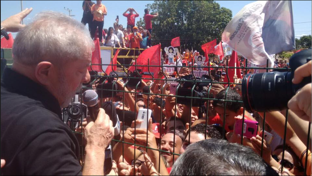 O ex-presidente Lula desembarcou no aeroporto regional de Juazeiro do Norte por volta de 10h30 desta quarta-feira (20), e foi recebido pelo governador Camilo Santana (PT) e pelo deputado federal José Guimarães (PT-CE). Após um rápido discurso para a multidão que o aguardava no local, Lula partiu para Barbalha, onde inicia sua agenda no Estado (Foto: Rodrigo Rocha) O ex-presidente Lula desembarcou no aeroporto regional de Juazeiro do Norte por volta de 10h30 desta quarta-feira (20), e foi recebido pelo governador Camilo Santana (PT) e pelo deputado federal José Guimarães (PT-CE). Após um rápido discurso para a multidão que o aguardava no local, Lula partiu para Barbalha, onde inicia sua agenda no Estado