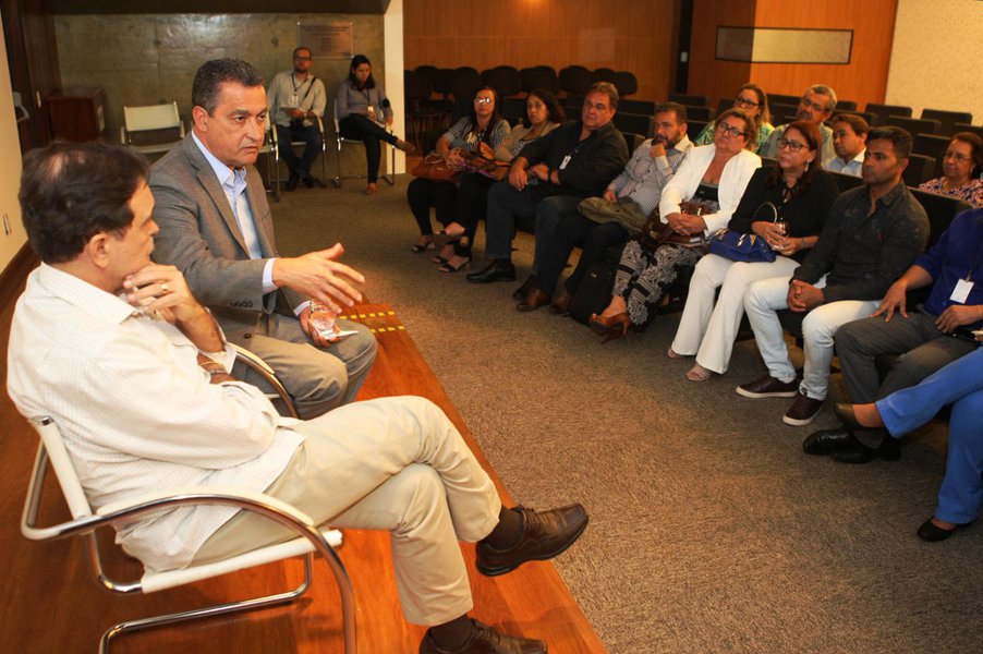Em reunião com diretores de 25 Núcleos Regionais de Educação da Bahia (NRE), o governador Rui Costa anunciou que pretende instituir um prêmio de incentivo aos professores e às escolas, a partir do cumprimento de metas, como já acontece com os policiais; "Quero introduzir uma premiação por resultados na escola e quero fazer isso de forma negociada com os professores. Para que, com a melhoria dos indicadores escolares, o professor possa receber um ou dois salários a mais e, com isso, nós possamos alavancar o rendimento e a melhoria da qualidade de ensino na Bahia", disse Rui (Foto: Romulo Faro) Em reunião com diretores de 25 Núcleos Regionais de Educação da Bahia (NRE), o governador Rui Costa anunciou que pretende instituir um prêmio de incentivo aos professores e às escolas, a partir do cumprimento de metas, como já acontece com os policiais; "Quero introduzir uma premiação por resultados na escola e quero fazer isso de forma negociada com os professores. Para que, com a melhoria dos indicadores escolares, o professor possa receber um ou dois salários a mais e, com isso, nós possamos alavancar o rendimento e a melhoria da qualidade de ensino na Bahia", disse Rui