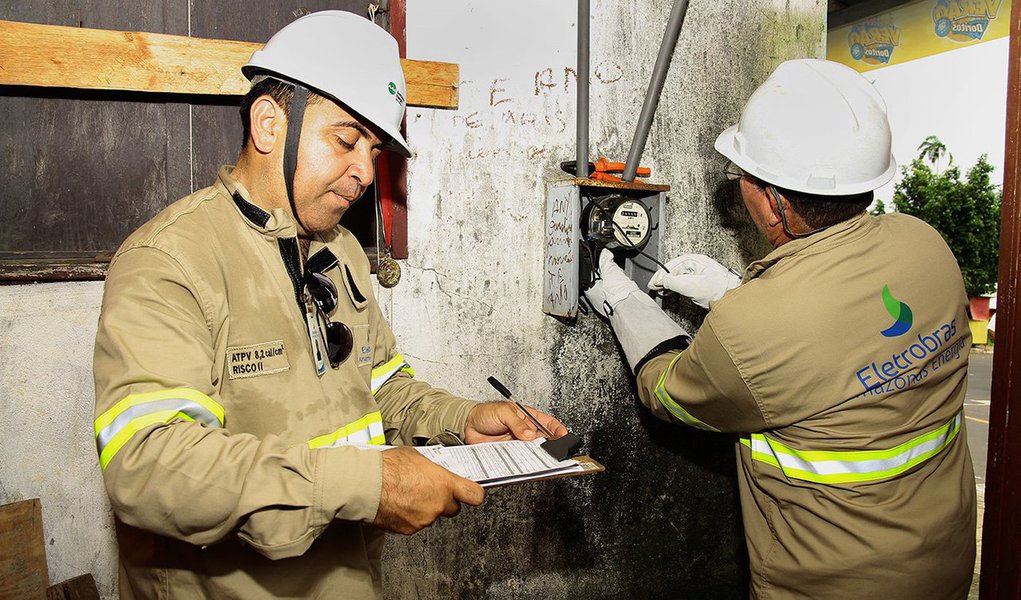 Sindicatos de trabalhadores da Eletrobras marcaram greve de 72 horas a partir da próxima segunda-feira, para pressionar pelo fechamento de um acordo salarial melhor e também contra prováveis privatizações de ativos da companhia; as federações sindicais também estão prometendo resistir ao movimento de venda de ativos sinalizado pelo governo do presidente interino Michel Temer (Foto: Leonardo Attuch) Sindicatos de trabalhadores da Eletrobras marcaram greve de 72 horas a partir da próxima segunda-feira, para pressionar pelo fechamento de um acordo salarial melhor e também contra prováveis privatizações de ativos da companhia; as federações sindicais também estão prometendo resistir ao movimento de venda de ativos sinalizado pelo governo do presidente interino Michel Temer