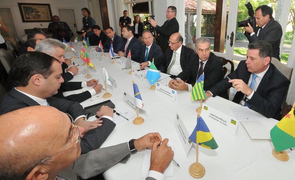 Marconi Perillo mais 12 governadores e quatro vice-governadores definiram em reunião na residência oficial do governo do DF a pauta de reivindicação junto ao presidente interino Michel Temer, em reunião que acontece nesta tarde; governadores defendem o alongamento da dívida por 20 anos, com a possibilidade de que os estados possam pedir carência de 100% das parcelas por dois anos, retomando o pagamento das prestações após esse prazo (Foto: José Barbacena) Marconi Perillo mais 12 governadores e quatro vice-governadores definiram em reunião na residência oficial do governo do DF a pauta de reivindicação junto ao presidente interino Michel Temer, em reunião que acontece nesta tarde; governadores defendem o alongamento da dívida por 20 anos, com a possibilidade de que os estados possam pedir carência de 100% das parcelas por dois anos, retomando o pagamento das prestações após esse prazo
