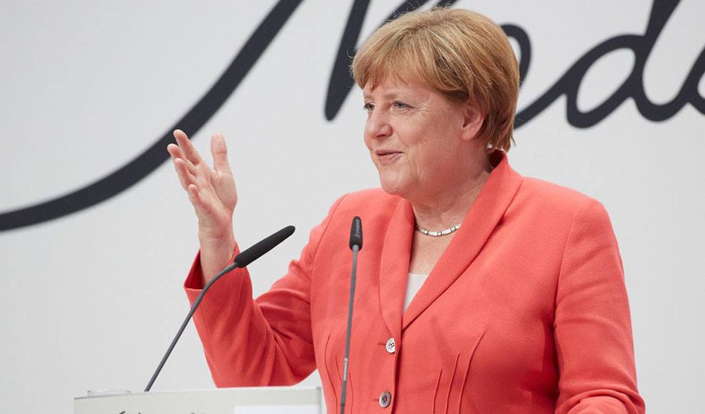 Chanceler da Alemanha, Angela Merkel, falou sobre o acordo de livre comércio e a livre circulação de pessoas na UE: “Podemos comprar produtos de outros países e os nossos jovens podem estudar em outros países. Podemos estar orgulhosos do nosso modelo social, muita gente mundo afora inveja isso. Nós vamos lutar pelo bloco, por uma União Europeia forte o suficiente para lidar com a saída do Reino Unido, e forte o suficiente para representar seus interesses diante do mundo” (Foto: Roberta Namour) Chanceler da Alemanha, Angela Merkel, falou sobre o acordo de livre comércio e a livre circulação de pessoas na UE: “Podemos comprar produtos de outros países e os nossos jovens podem estudar em outros países. Podemos estar orgulhosos do nosso modelo social, muita gente mundo afora inveja isso. Nós vamos lutar pelo bloco, por uma União Europeia forte o suficiente para lidar com a saída do Reino Unido, e forte o suficiente para representar seus interesses diante do mundo”
