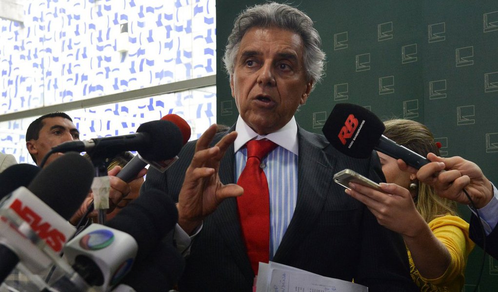 Medida, assinada por quase toda a cúpula da Câmara, prevê que o serviço médico da Casa seja usado por cônjuges, pais, filhos e outros dependentes de ex-deputados; o texto foi elaborado a pedido do primeiro-secretário da Mesa, Beto Mansur (PRB-SP), que alega, no entanto, não saber da criação do "plano de saúde" para parentes de ex-deputados, classificado por ele como um "jabuti", termo usado no Congresso para definir a inclusão de artigos suspeitos em projetos (Foto: Roberta Namour) Medida, assinada por quase toda a cúpula da Câmara, prevê que o serviço médico da Casa seja usado por cônjuges, pais, filhos e outros dependentes de ex-deputados; o texto foi elaborado a pedido do primeiro-secretário da Mesa, Beto Mansur (PRB-SP), que alega, no entanto, não saber da criação do "plano de saúde" para parentes de ex-deputados, classificado por ele como um "jabuti", termo usado no Congresso para definir a inclusão de artigos suspeitos em projetos