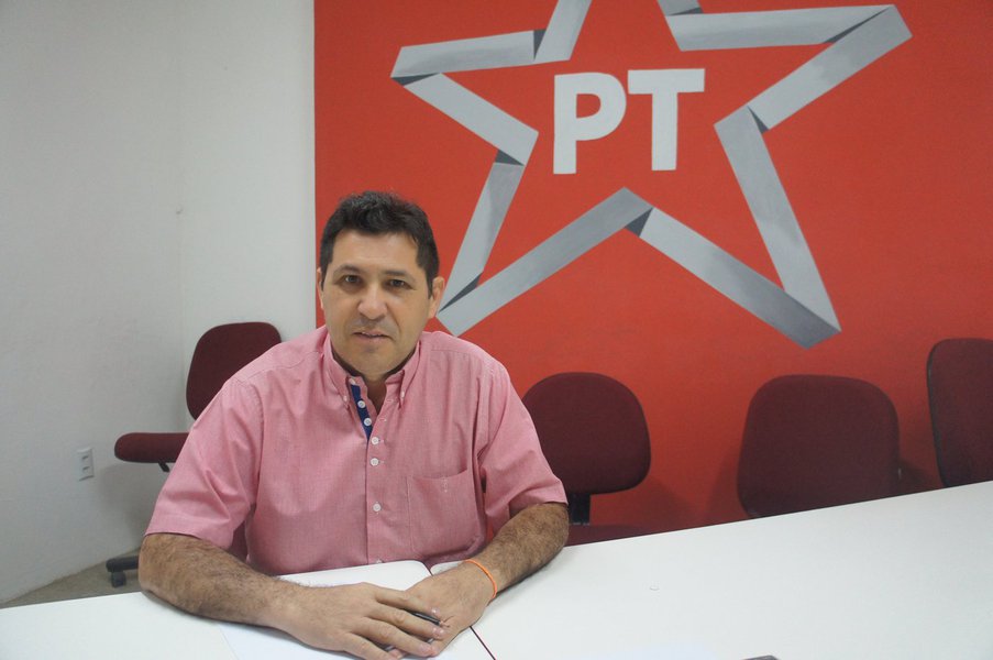 A executiva deve definir um calendário de luta para a eventualidade de uma prisão do ex-presidente Lula e para se preparar para enfrentar a perseguição ao partido e às conquistas sociais implementadas pelos governos petistas de Lula e Dilma, com mobilizações de rua. O presidente do PT, Fco. de Assis Diniz afirmou que a suposta prisão de Lula seria "um ato de violência e arbitrariedade, só possível em regimes ditatoriais e que o partido precisa estar preparado para reagir à altura" (Foto: Fatima 247) A executiva deve definir um calendário de luta para a eventualidade de uma prisão do ex-presidente Lula e para se preparar para enfrentar a perseguição ao partido e às conquistas sociais implementadas pelos governos petistas de Lula e Dilma, com mobilizações de rua. O presidente do PT, Fco. de Assis Diniz afirmou que a suposta prisão de Lula seria "um ato de violência e arbitrariedade, só possível em regimes ditatoriais e que o partido precisa estar preparado para reagir à altura"